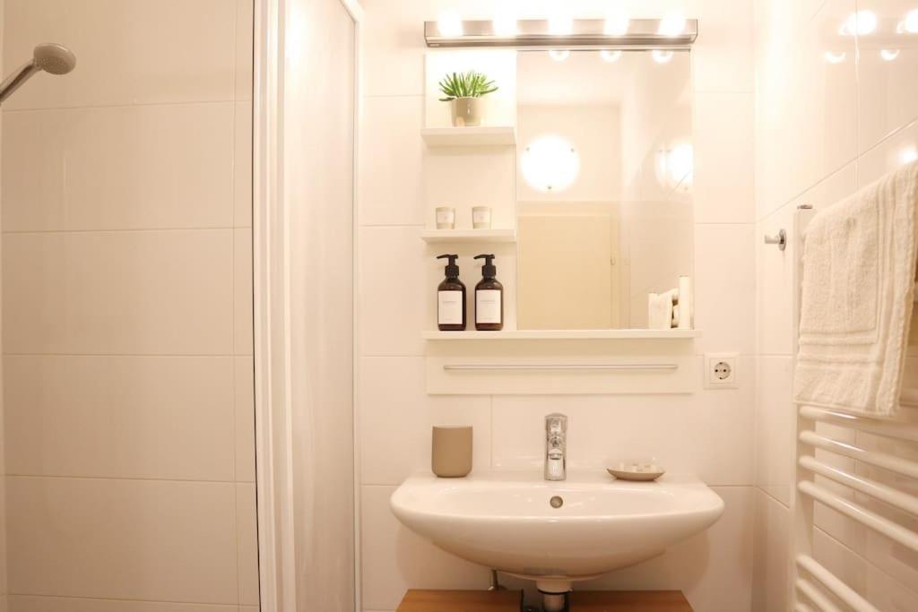 Charming, Modern & Spacious Apartment Виена Екстериор снимка